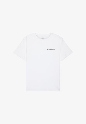 Valkoinen lyhythihainen pyöreäkauluksinen t-paita, jossa vasemmassa rinnassa pieni musta "New Heights" -teksti ja logo.