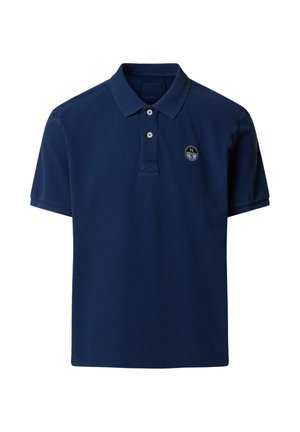 Polo blu navy a maniche corte con due bottoni bianchi e logo rotondo a forma di bussola sul lato sinistro del petto.