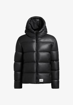 Zwarte pufferjack met capuchon, gemaakt van glad materiaal. Voorzien van een ritssluiting en een klein logo-label aan de onderkant. Gequilte ontwerp.