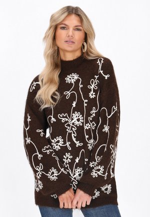 Brun strikket sweater med hvid blomsterbroderi, høj halsudskæring og lange ærmer, i en afslappet pasform med tekstureret stof.