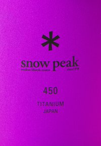 Ljubičasti titanski proizvod označen "Snow Peak 450," s crnim tekstom koji sadrži naziv marke, materijal i zemlju podrijetla. Jednostavan i elegantan dizajn.