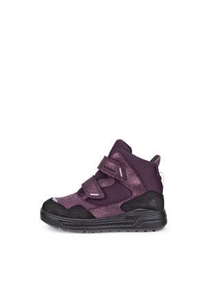 Barns lila höga sneaker med svart sula och två kardborreband, tillverkad av mesh och mockamaterial, sedd från sidan mot vit bakgrund.