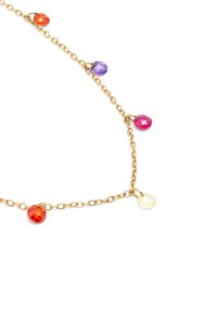 Collana con catena d'oro impreziosita da piccoli ciondoli a forma di goccia sfaccettati nei colori arancione, viola, rosa, rosso e giallo pallido, distribuiti uniformemente lungo i collegamenti.