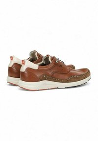 Zapatos de cuero marrón con un acabado suave, acentos beige, punta redonda y suela blanca en contraste. Presenta costuras decorativas y ojales.