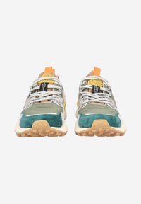 Sneakers charakteryzują się połączeniem szarego, zielonego i niebiesko-zielonego zamszu oraz nylonu, mają teksturowaną gumową podeszwę i odblaskowe sznurowadła, podkreślone pomarańczową pętelką.