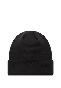 Berretto di maglia nera con risvolto, realizzato in morbido tessuto. Presenta una parte superiore senza cuciture, un motivo testurizzato e un piccolo logo rosso sul lato.