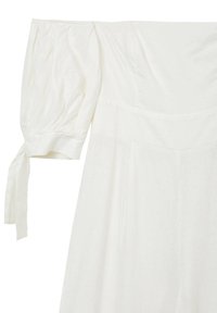 Weißes Off-Shoulder-Kleid mit puffigen Ärmeln und Bindebändern, aus leichtem Stoff. Sanfte Textur mit entspannter Silhouette.