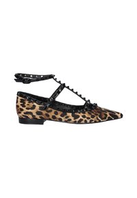 Bailarinas de piel de leopardo con punta afilada, correas negras con tachuelas y tacón bajo. Presentan un tejido texturizado y acentos negros brillantes.