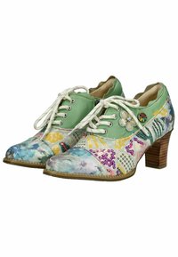 Scarpe verde con lacci caratterizzate da un design a patchwork con motivi floreali e geometrici, dettagli testurizzati e un tacco basso in legno.