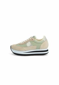 Sneaker con tomaia in suede beige e tessuto verde, suola intermedia bianca, suola esterna nera, con logo argentato e chiusura con lacci.