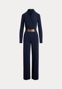 Salopette blu navy in tessuto morbido, con scollatura a portafoglio, maniche lunghe, vita con cintura e fibbia marrone, e design a gamba larga.