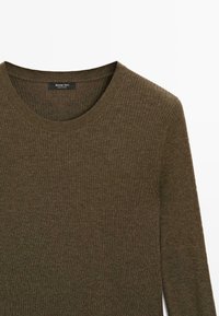 Maglione a coste di un verde oliva con scollatura a girocollo e maniche lunghe. Presenta un'etichetta interna che indica il marchio, Massimo Dutti.