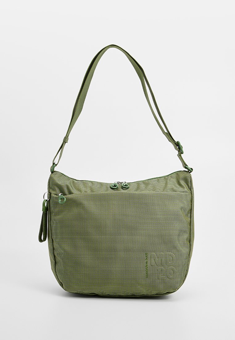 Bolso de hombro texturizado en verde con correa ajustable, bolsillo con cremallera en la parte frontal y cierre superior con cremallera, apoyado contra un fondo liso claro.