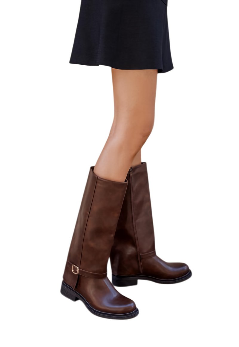 Bottes en cuir marron hautes avec une texture lisse, dotées d'une fermeture éclair latérale et d'un petit accent en boucle en métal au niveau de la cheville. Semelle en caoutchouc plate.