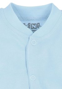 Jasnoniebieski body dla niemowląt z okrągłym dekoltem, zapięciem na napy i miękką teksturą. Posiada metkę z prostym czarnym tekstem oraz ikonami serduszek.