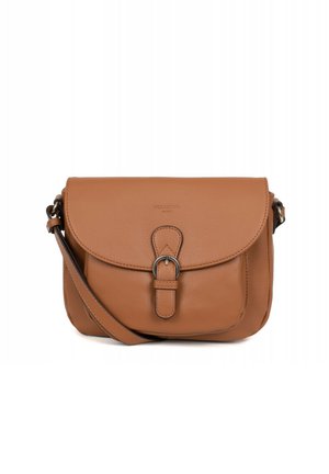 Sac en cuir marron avec une fermeture à rabat, détail de boucle en métal, et une bandoulière réglable. Texture lisse et bords arrondis.