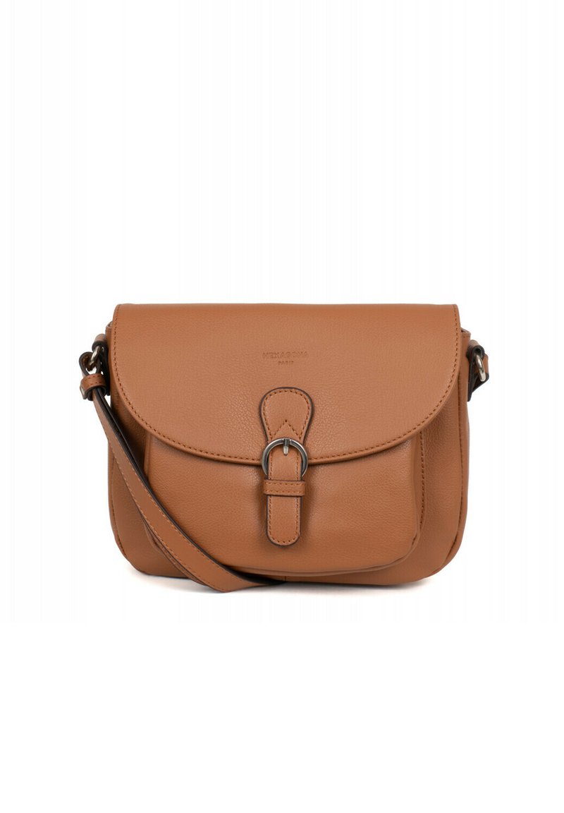Borsa a tracolla in pelle marrone con chiusura a patta, dettaglio della fibbia in metallo e tracolla regolabile. Texture liscia e bordi arrotondati.