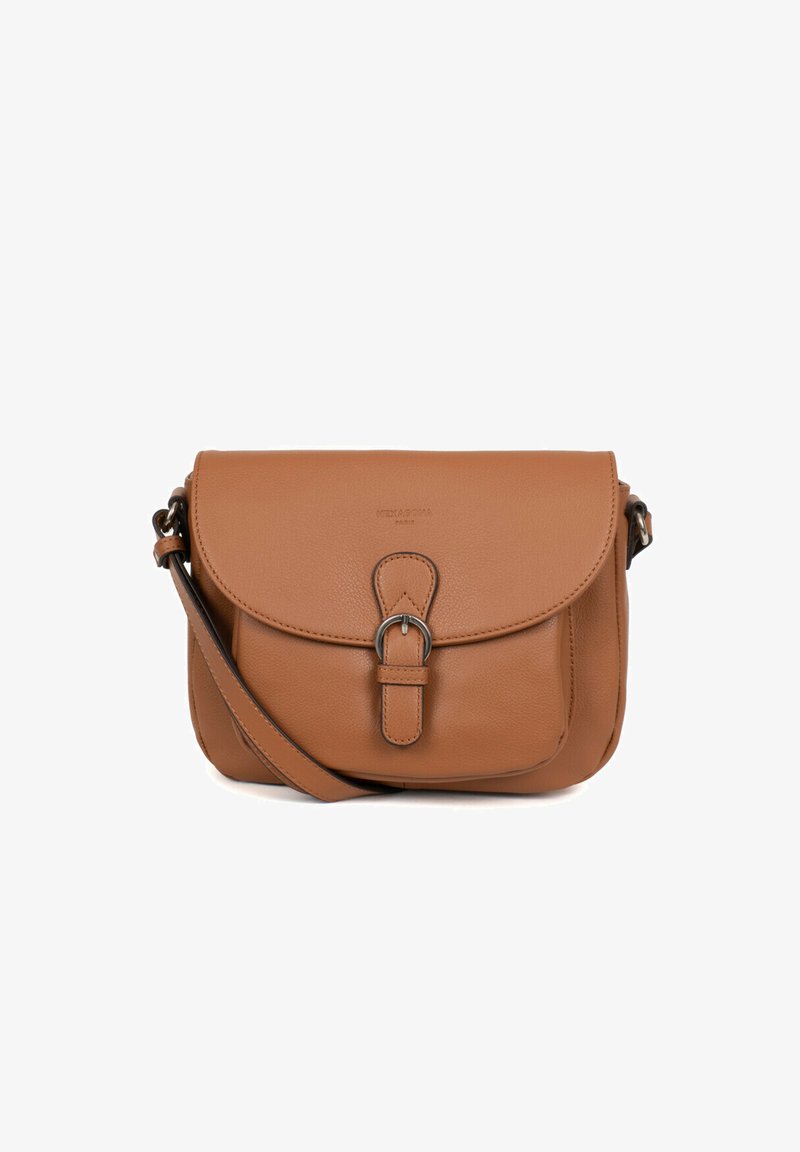Borsa a tracolla in pelle marrone con chiusura a patta, dettaglio della fibbia in metallo e tracolla regolabile. Texture liscia e bordi arrotondati.