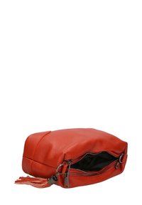 Borsa a mano in pelle rossa con finitura testurizzata, chiusura con zip e dettaglio a frange laterali. L'interno è foderato in tessuto nero per un contrasto elegante.
