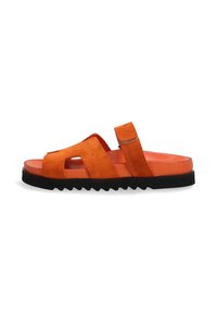 Orange ruskind sandaler med to brede stropper og en tekstureret sort gummisål. Indersiden er lavet af et glat orange materiale.