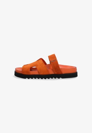 Sandales en suède orange avec deux larges brides et une semelle en caoutchouc noir texturé. L'intérieur est en matériau orange lisse.