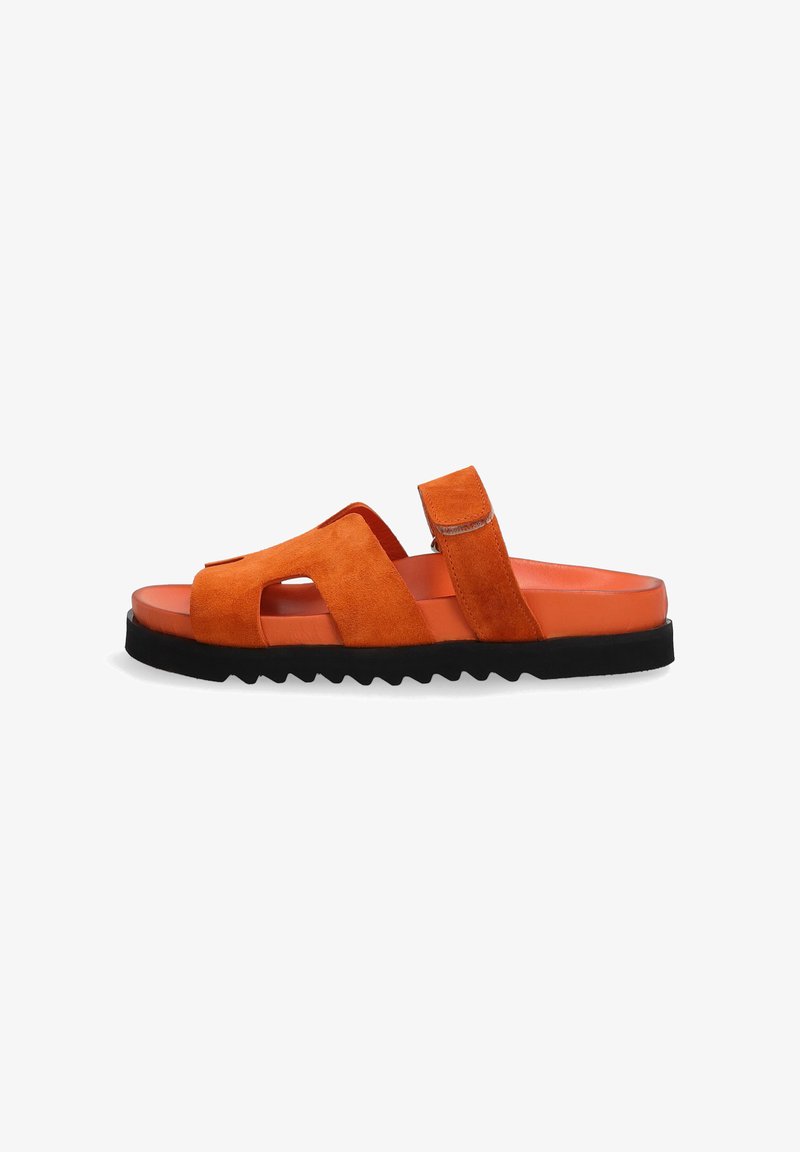 Orange ruskind sandaler med to brede stropper og en tekstureret sort gummisål. Indersiden er lavet af et glat orange materiale.