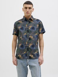 Chemise à manches courtes en tissu sombre avec un motif floral de fleurs bleues et orange. Design à bouton et col.