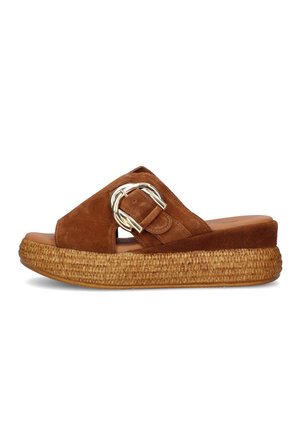 Sandalo aperto in camoscio marrone con suola piattaforma alta e intrecciata e grande fibbia argentata su una larga fascia sopra il piede.
