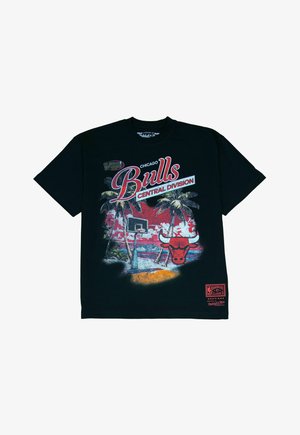 Schwarzes T-Shirt mit dem Chicago Bulls-Logo, einem Basketballkorb, Palmen und dem Text "Central Division" vor einem tropischen Sonnenuntergangshintergrund.