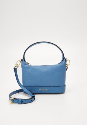 Mała niebieska skórzana torebka z krótkim uchwytem i odpinanym długim paskiem, złotym okuciem oraz logo Michael Kors na dolnej przedniej krawędzi.