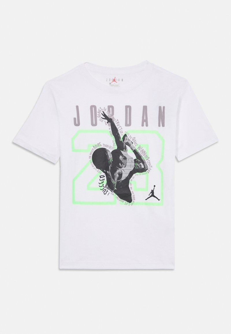 Valkoinen puuvillapaita, jossa on musta- ja harmaakuva koripallon pelaajasta, vihreä "23" ja "JORDAN" -teksti sekä lisää painettuja fraaseja.