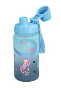 Blaue Kunststoff-Wasserflasche mit einem hellblauen Deckel, verziert mit einem Quallenmotiv und Seesternakzenten auf einem Ombre-Hintergrund. Beinhaltet einen Tragegurt.