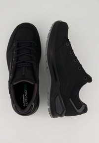 Czarne buty trekkingowe z teksturowaną cholewką, solidną gumową podeszwą i kontrastującymi szarymi akcentami. W skład cech wchodzą sznurówki i wzmocniony czubek.
