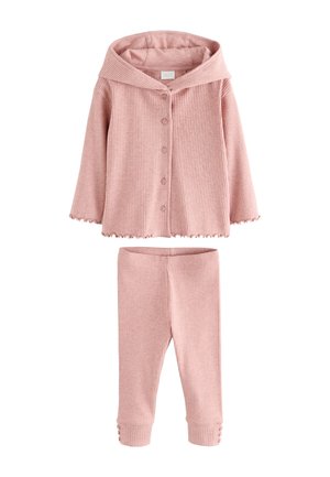 Ensemble deux pièces rose doux côtelé avec haut à capuche boutonné et pantalon assorti avec détails de boutons aux poignets.