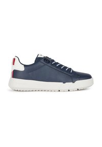 Marineblaue Ledersneaker mit weißer Gummisohle, grauen Schnürsenkeln und roten sowie weißen Akzenten an der Ferse. Verfügt über ein schlankes, modernes Design.