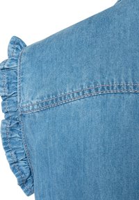 Hellblaues Denim-Hemd mit einem Rüschendetail entlang der Schulternaht und kontrastierenden Nähten an den Rändern.