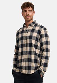 Langarm-Hemd im Karomuster in Beige und Marineblau, aus weichem Stoff mit großem Karomuster, mit button-down Kragen und Frontknöpfen.