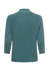 Türkisfarbener, gerippter Pullover mit Stehkragen und Dreiviertelärmeln. Weiche Textur, nahtloses Design ohne sichtbare Elemente.