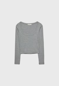 Top court gris à manches longues avec un large col carré, fabriqué en tissu tricoté doux et extensible.