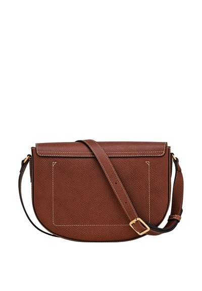 Braune Leder-Crossbody-Tasche mit strukturiertem Finish, verstellbarem Gurt und Kontrastnähten. Hat einen umklappbaren Deckel und eine Außentasche.