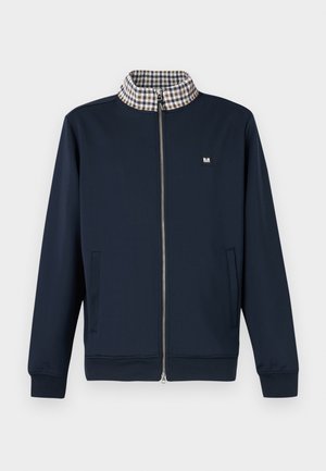 Temno modra jakna z zadrgo, karo ovratnikom, dolgimi rokavi, stranskimi žepi in majhnim kvadratnim logotipom na levi prsni strani.