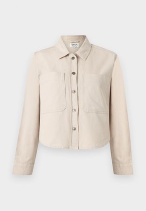 Veste courte beige à manches longues avec col, boutons-pression à l'avant et deux grandes poches sur la poitrine.