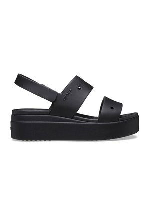Sort platformsandal med to brede remme og en bagrem, med små ventilationshuller og Crocs-logoet på sidestrop.