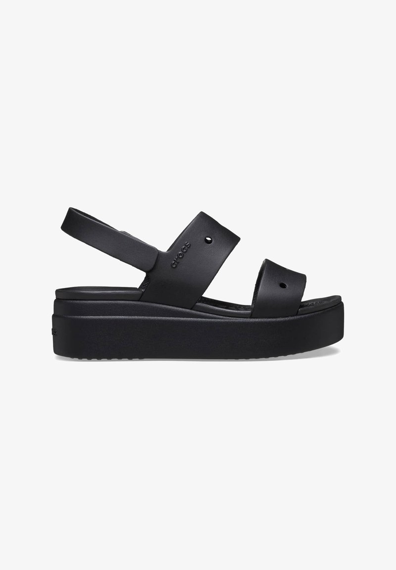 Sandale plateforme noire avec deux larges brides et une bride arrière, avec de petits trous de ventilation et le logo Crocs sur la bride latérale.