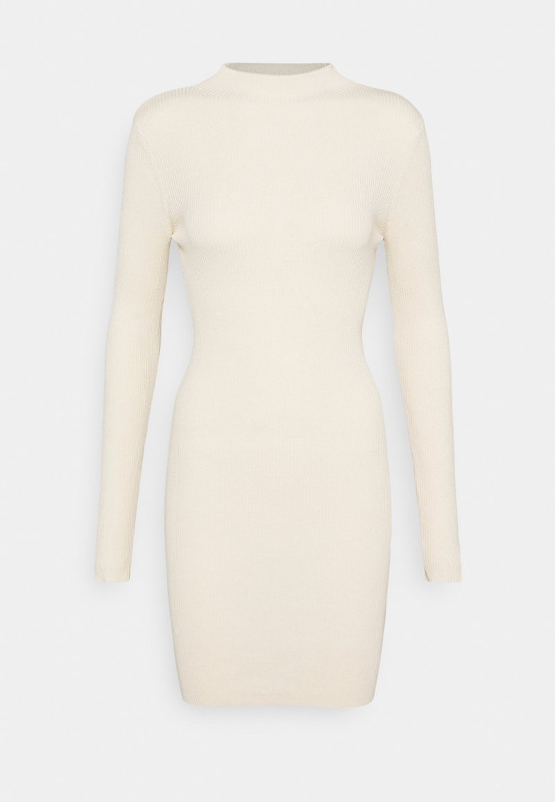 Robe à manches longues en maille côtelée couleur blanc cassé, avec un col haut et une silhouette ajustée. Texture douce avec un design minimaliste.