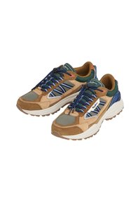 Scarpe sportive con una tomaia in suede beige, lacci blu, accentuazioni verdi, pannelli in tessuto grigio e una suola intermedia bianca imbottita. Presentano scanalature per la trazione.