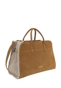 Borsa a mano in suede marrone chiaro con accenti beige morbidi, forma strutturata, doppi manici superiori e logo dorato. Include una tracolla laterale e hardware dorato.