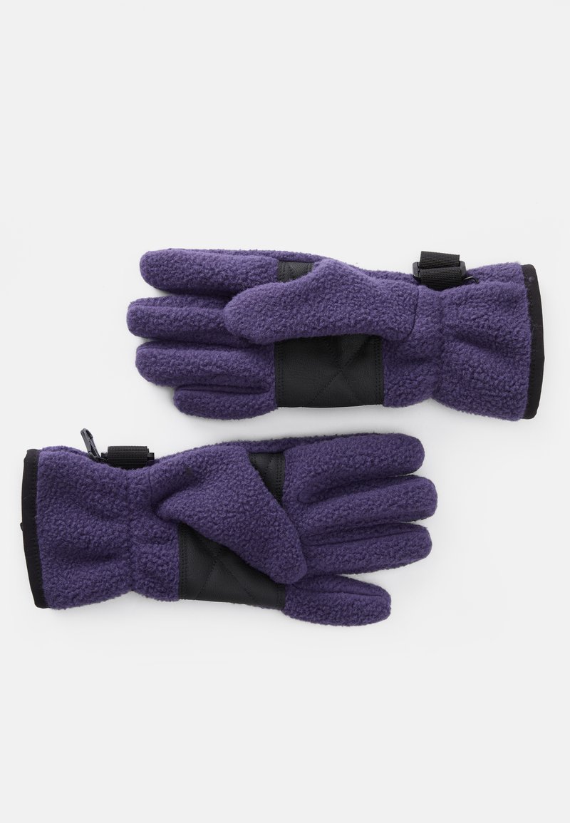 Guantes de polar púrpura con palmas texturizadas negras y correas en las muñecas, que cuentan con un diseño estratificado y un ajuste ceñido para retener el calor.