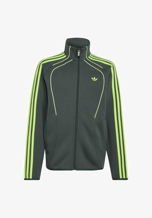 Chaqueta con cremallera en gris oscuro, cuello alto, rayas verdes neón en las mangas, líneas curvas a juego en el pecho y pequeño logo de trébol en el lado izquierdo.