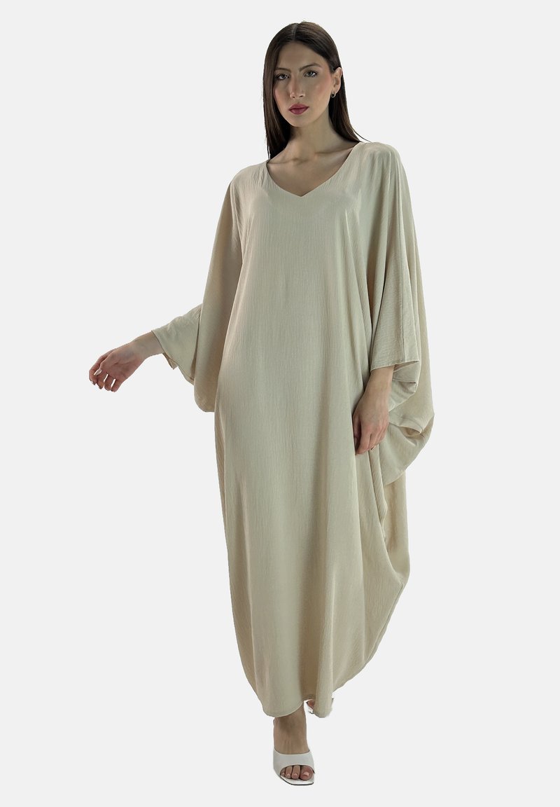 Vestido maxi beige con escote en V, amplias mangas tipo murciélago y una silueta fluida, hecho de una tela ligera y texturizada.
